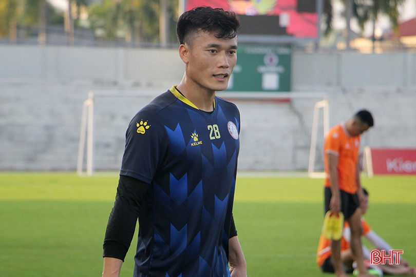 Thầy trò HLV Trương Việt Hoàng làm quen sân Hà Tĩnh