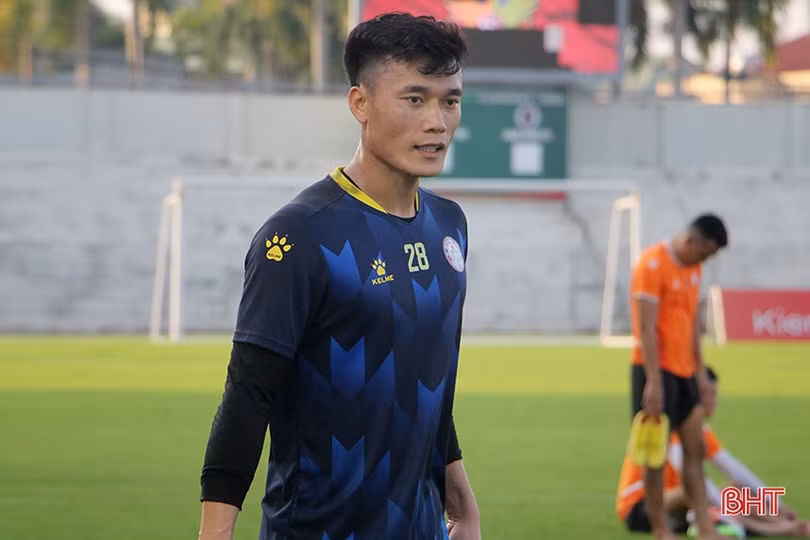 Thầy trò HLV Trương Việt Hoàng làm quen sân Hà Tĩnh