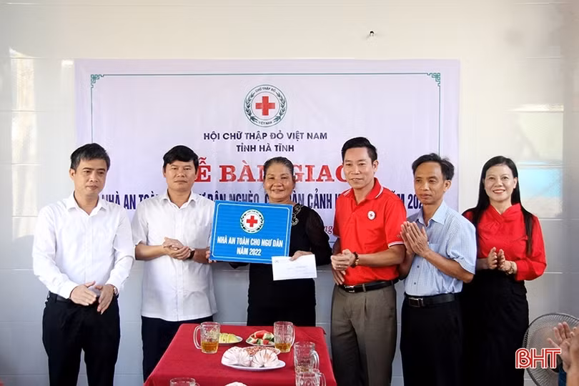 Bàn giao “Nhà an toàn cho ngư dân” ở Nghi Xuân