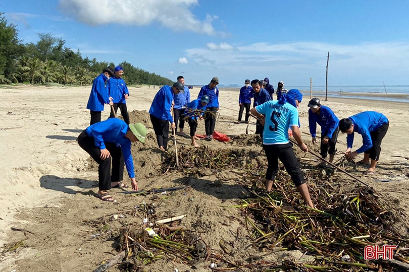 Tuổi trẻ Nghi Xuân ra quân làm sạch bờ biển, thu gom gần 5 tấn rác thải