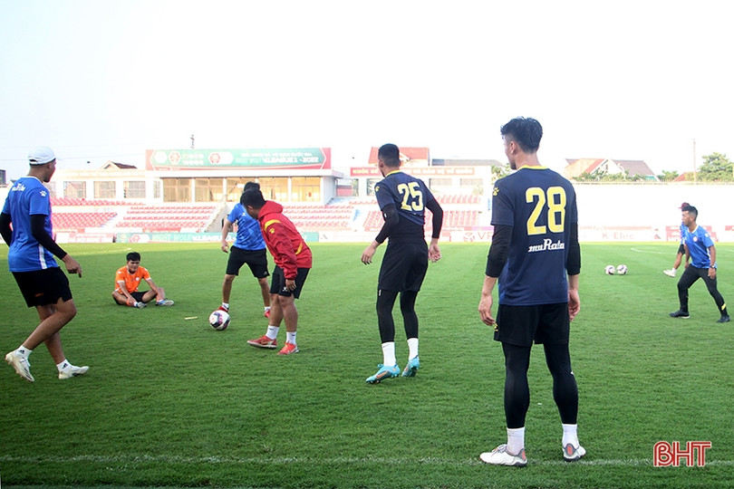 Thầy trò HLV Trương Việt Hoàng làm quen sân Hà Tĩnh