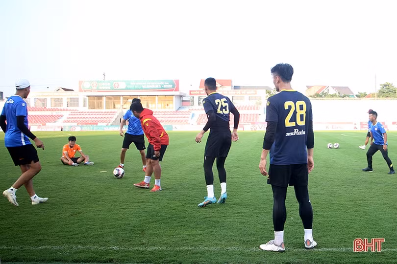 Thầy trò HLV Trương Việt Hoàng làm quen sân Hà Tĩnh