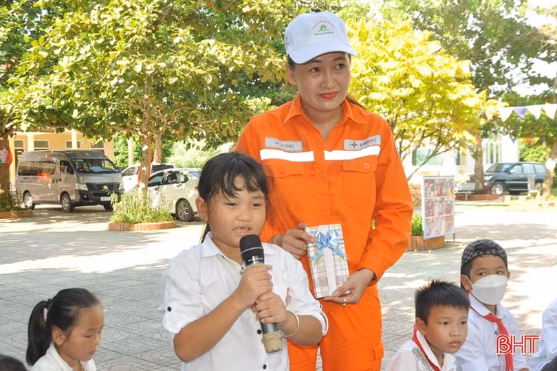 Học sinh huyện miền núi Hương Khê học cách tiết kiệm điện