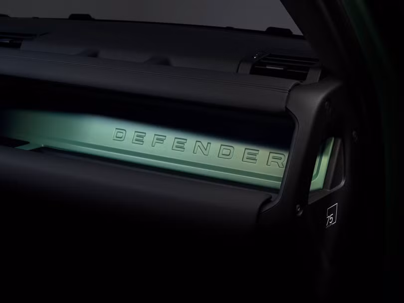 Land Rover Defender đặc biệt có giá khởi điểm gần 100.000 USD