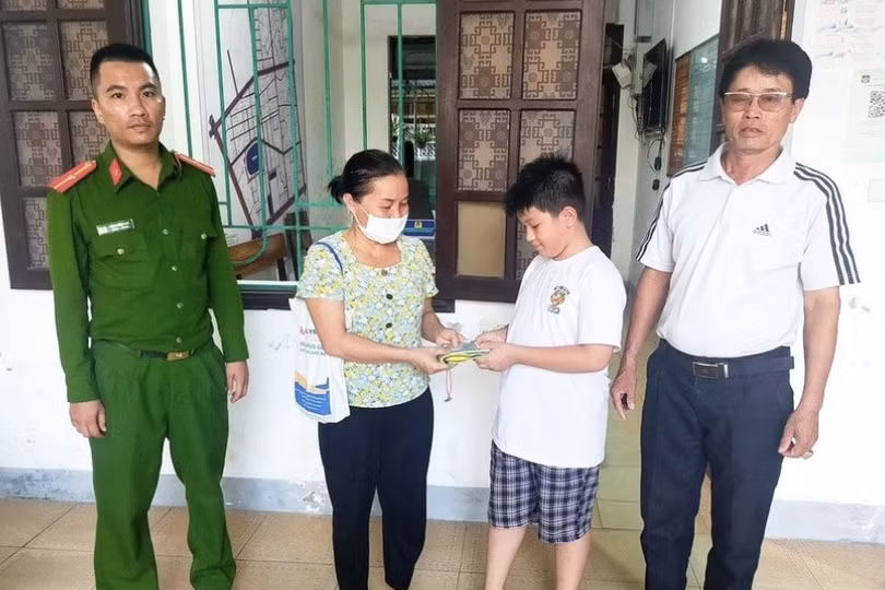 Nhặt được hơn 51 triệu đồng, nam sinh lớp 6 ở Hà Tĩnh tìm cách trả lại người đánh rơi