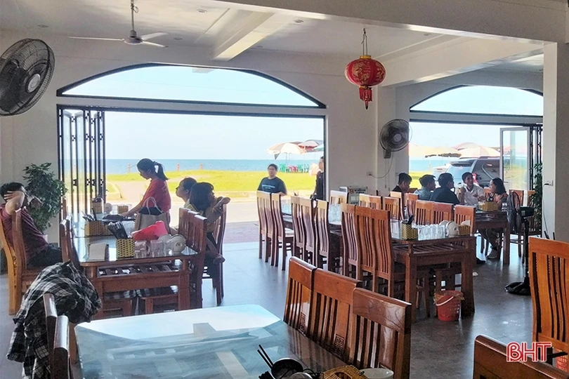 Chủ nhà hàng tại các khu du lịch biển Hà Tĩnh phấn khởi vì “thắng đậm”