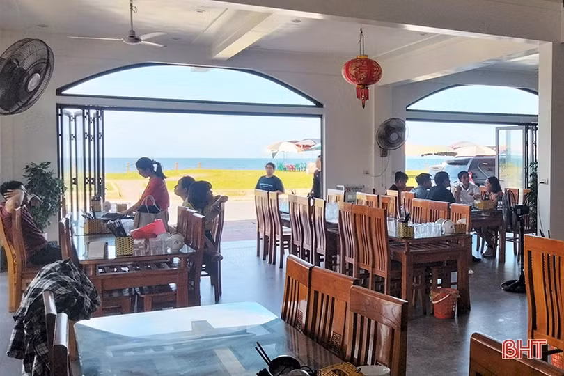 Chủ nhà hàng tại các khu du lịch biển Hà Tĩnh phấn khởi vì “thắng đậm”