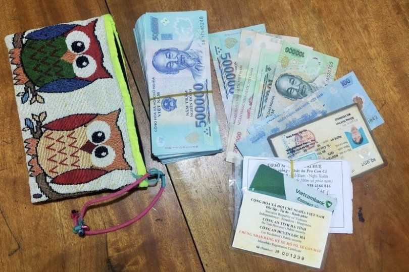 Nhặt được hơn 51 triệu đồng, nam sinh lớp 6 ở Hà Tĩnh tìm cách trả lại người đánh rơi