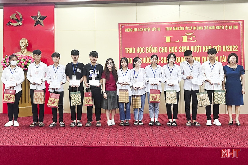 Trao học bổng cho 57 học sinh nghèo vượt khó học giỏi ở Đức Thọ
