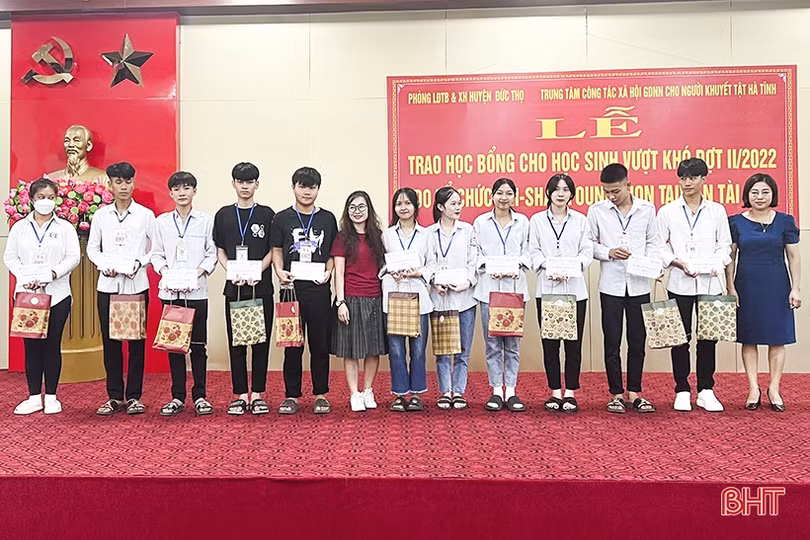 Trao học bổng cho 57 học sinh nghèo vượt khó học giỏi ở Đức Thọ