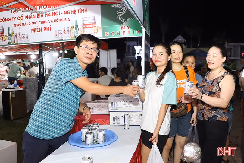 Rộn ràng mua sắm tại phiên chợ quảng bá sản phẩm nông nghiệp Hà Tĩnh