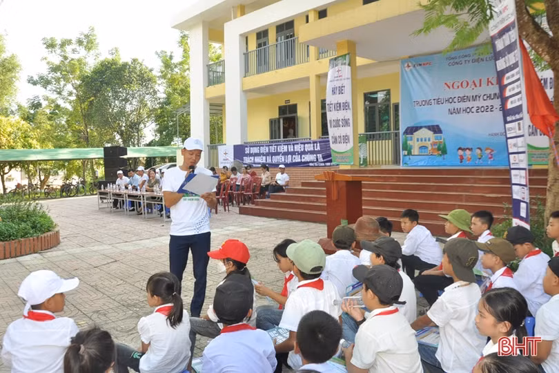 Học sinh huyện miền núi Hương Khê học cách tiết kiệm điện