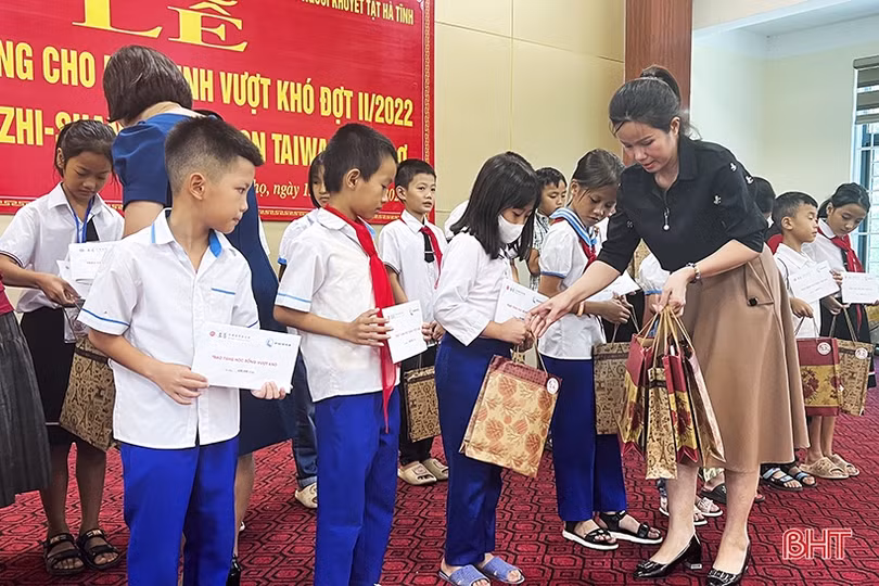 Trao học bổng cho 57 học sinh nghèo vượt khó học giỏi ở Đức Thọ