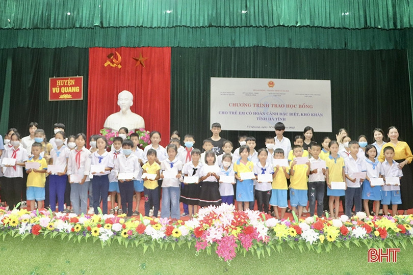 Trao 100 suất học bổng cho trẻ em khó khăn ở Nghi Xuân và Vũ Quang