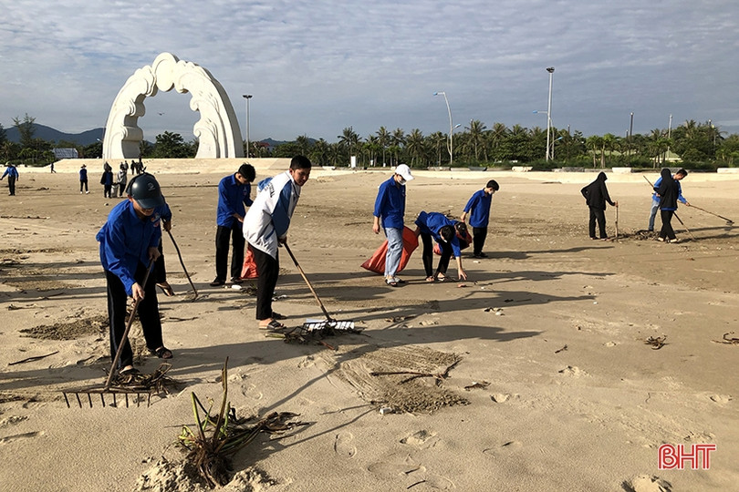 Tuổi trẻ Nghi Xuân ra quân làm sạch bờ biển, thu gom gần 5 tấn rác thải