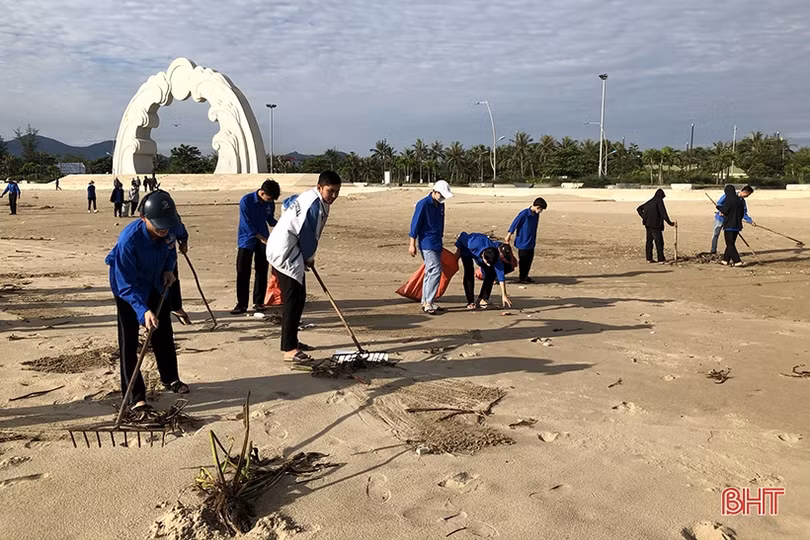 Tuổi trẻ Nghi Xuân ra quân làm sạch bờ biển, thu gom gần 5 tấn rác thải