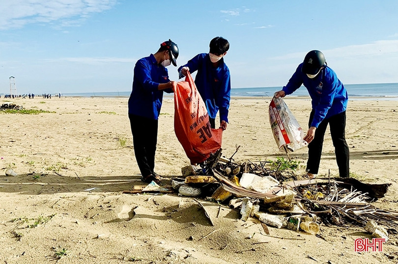 Tuổi trẻ Nghi Xuân ra quân làm sạch bờ biển, thu gom gần 5 tấn rác thải