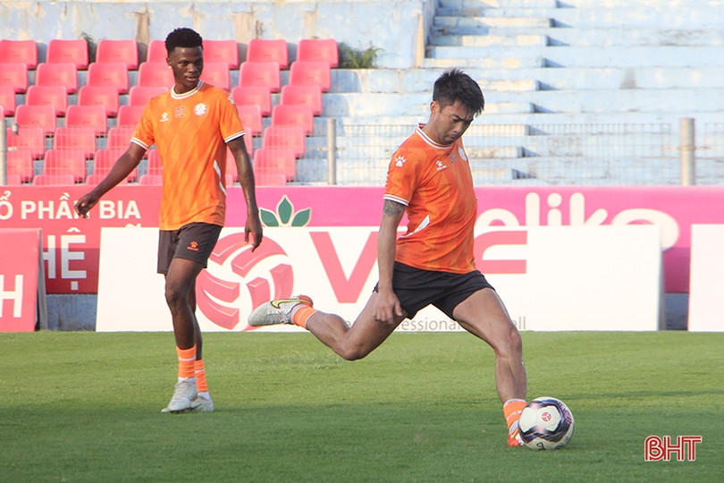 Thầy trò HLV Trương Việt Hoàng làm quen sân Hà Tĩnh