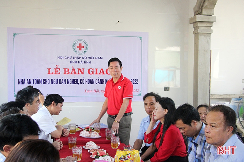 Bàn giao “Nhà an toàn cho ngư dân” ở Nghi Xuân