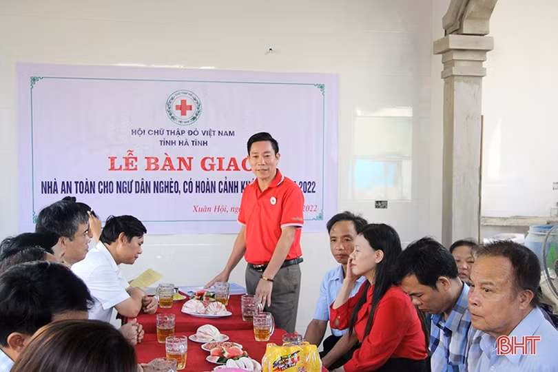 Bàn giao “Nhà an toàn cho ngư dân” ở Nghi Xuân