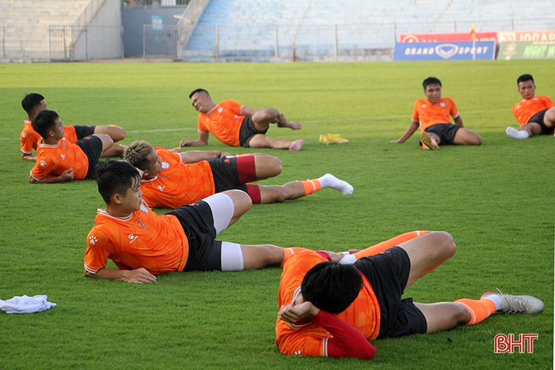 Thầy trò HLV Trương Việt Hoàng làm quen sân Hà Tĩnh
