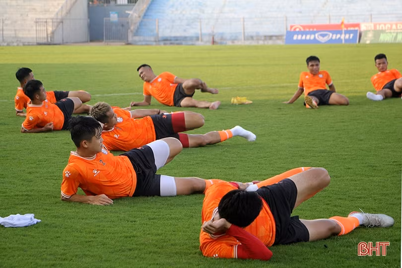 Thầy trò HLV Trương Việt Hoàng làm quen sân Hà Tĩnh