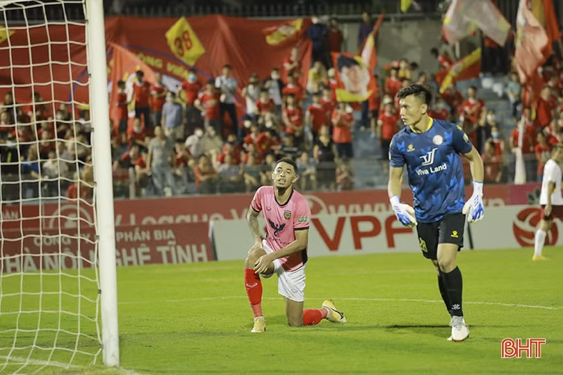 Hồng Lĩnh Hà Tĩnh tự làm khó mình trong cuộc đua trụ hạng