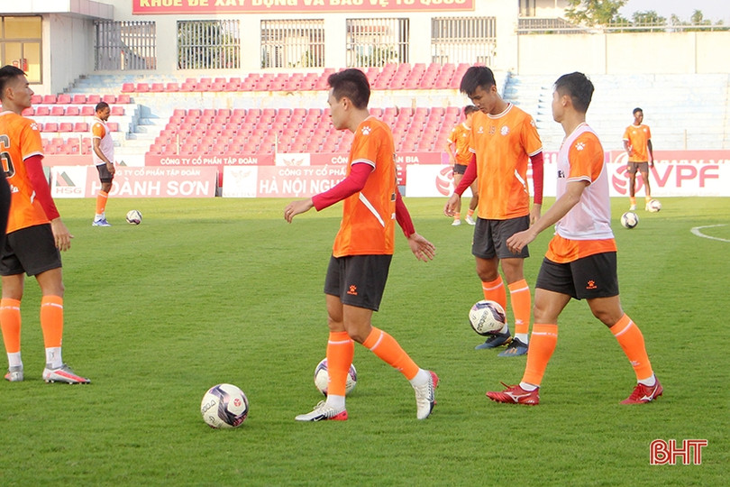 Thầy trò HLV Trương Việt Hoàng làm quen sân Hà Tĩnh