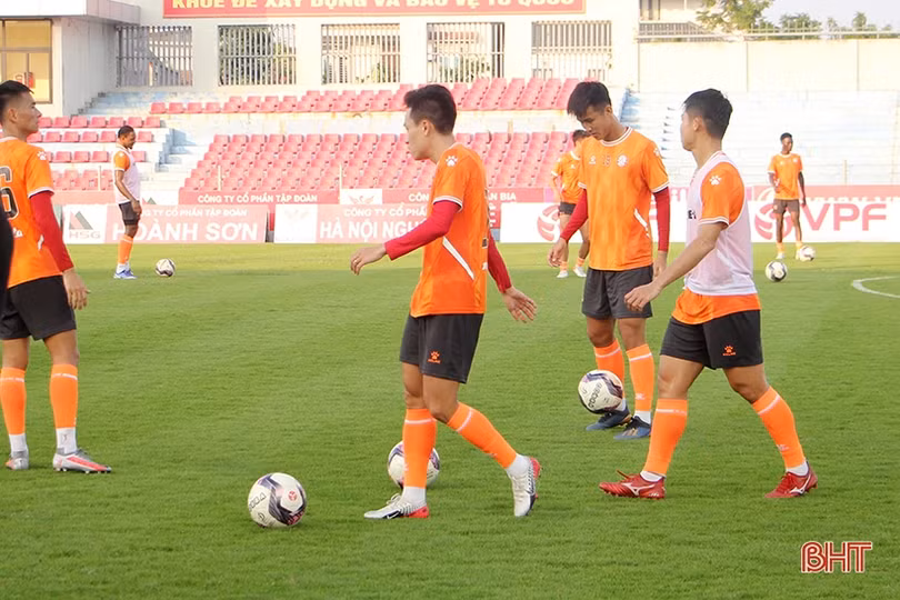 Thầy trò HLV Trương Việt Hoàng làm quen sân Hà Tĩnh