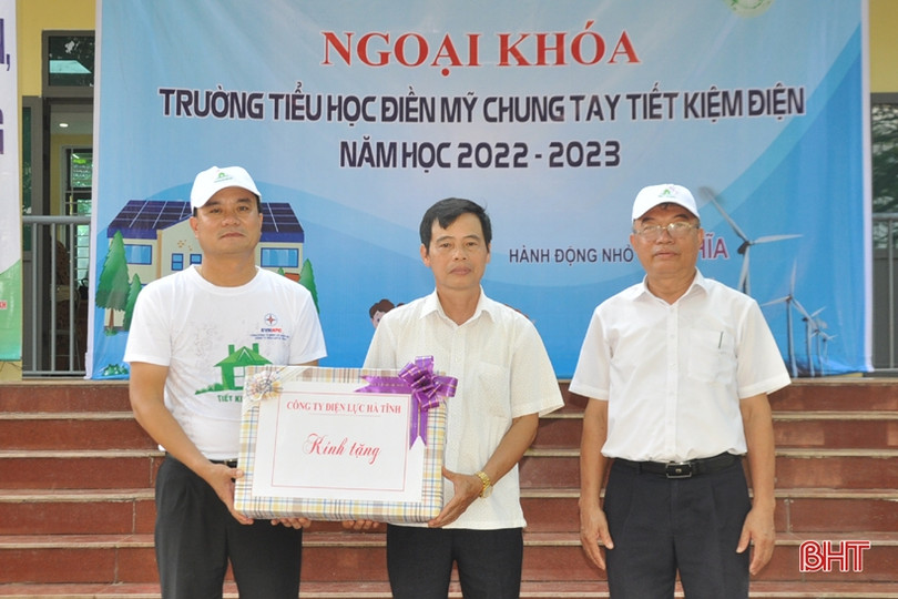 Học sinh huyện miền núi Hương Khê học cách tiết kiệm điện