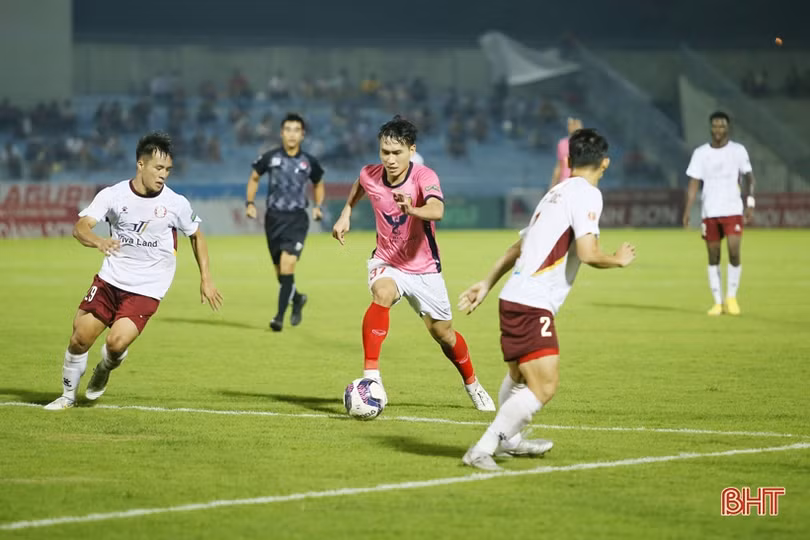 Phung phí nhiều cơ hội, Hồng Lĩnh Hà Tĩnh bị cầm hòa trên sân nhà
