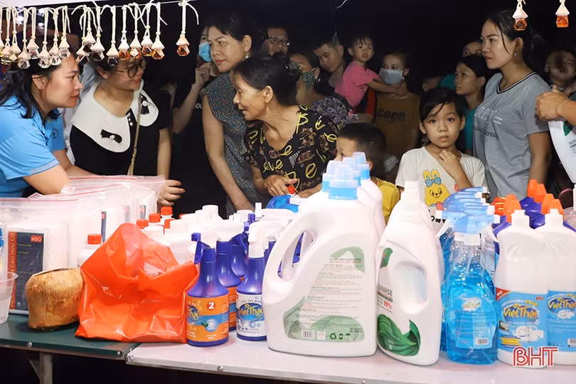 Rộn ràng mua sắm tại phiên chợ quảng bá sản phẩm nông nghiệp Hà Tĩnh