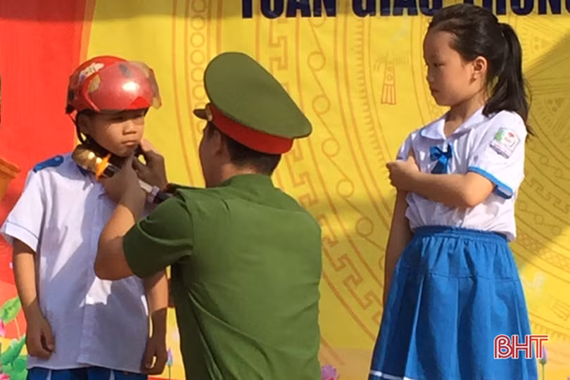 790 học sinh Hương Sơn được trang bị kiến thức ATGT, chống bạo lực học đường