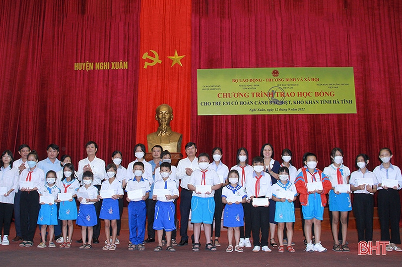 Trao 100 suất học bổng cho trẻ em khó khăn ở Nghi Xuân và Vũ Quang