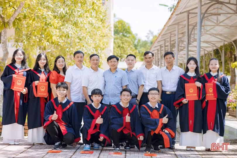 Lớp học vùng rốn lũ Hà Tĩnh có 100% em trúng tuyển nguyện vọng 1 vào đại học