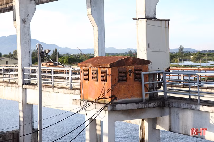 Nhiều hạng mục xuống cấp, bara Đò Điệm gặp khó trong vận hành tiêu thoát