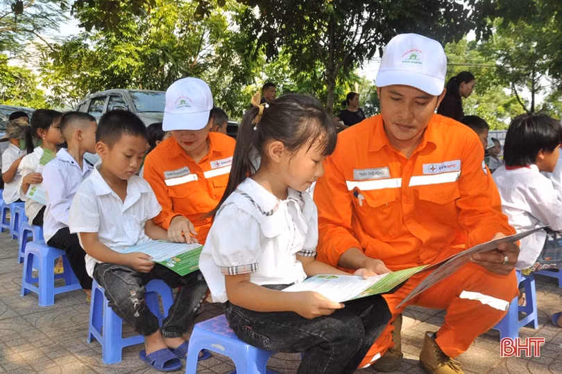 Học sinh huyện miền núi Hương Khê học cách tiết kiệm điện