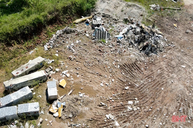 Khẩn trương xử lý điểm tập kết rác trái quy định sau phản ánh của Báo Hà Tĩnh