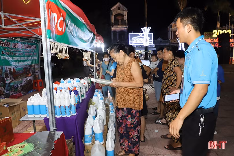Rộn ràng mua sắm tại phiên chợ quảng bá sản phẩm nông nghiệp Hà Tĩnh