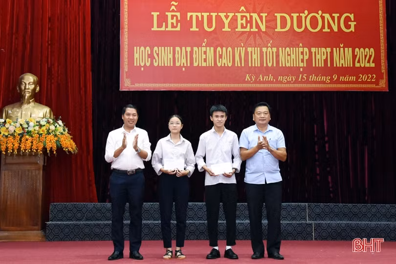 Huyện Kỳ Anh tuyên dương 37 học sinh đạt điểm cao kỳ thi tốt nghiệp THPT