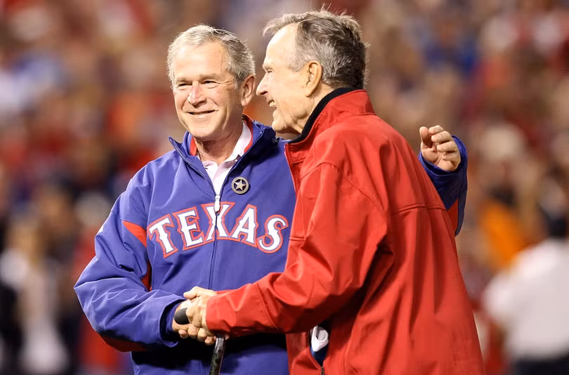 Cựu Tổng thống George W. Bush ôm hôn cha mình trong Giải MLB World Series 2010 tại Rangers Ballpark. Ảnh: Getty. Tổng thống Mỹ giàu nhất mọi thời đại