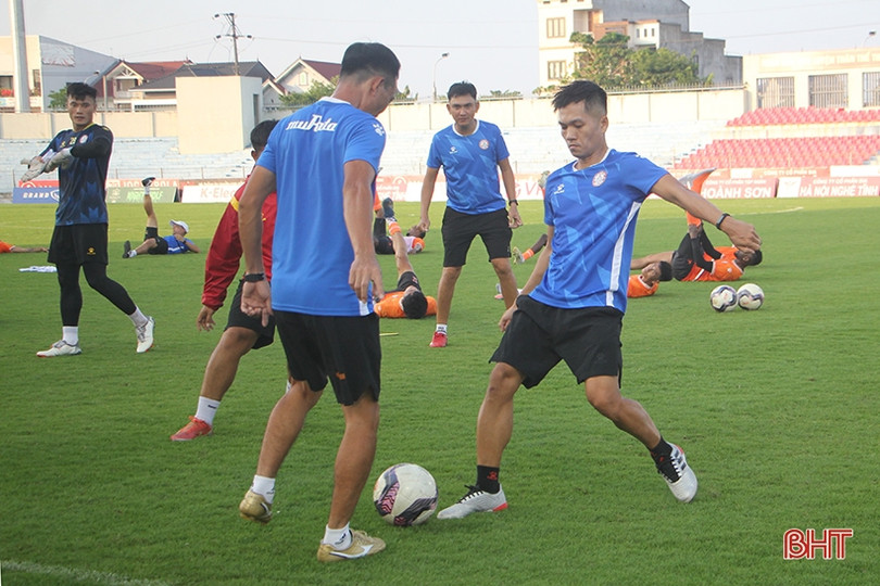 Thầy trò HLV Trương Việt Hoàng làm quen sân Hà Tĩnh