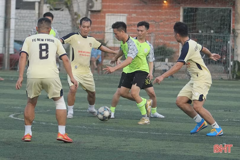 FC New Focus vô địch Giải Bóng đá lão tướng Hà Tĩnh tranh cúp Nam Sport