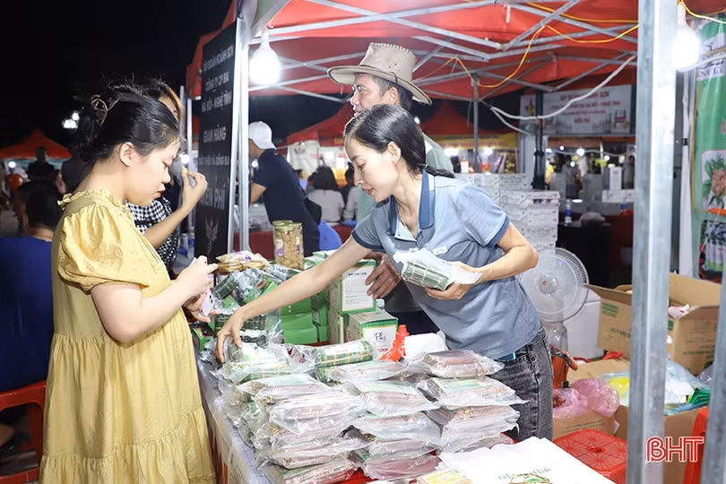 Rộn ràng mua sắm tại phiên chợ quảng bá sản phẩm nông nghiệp Hà Tĩnh