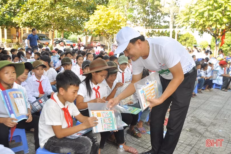 Học sinh huyện miền núi Hương Khê học cách tiết kiệm điện