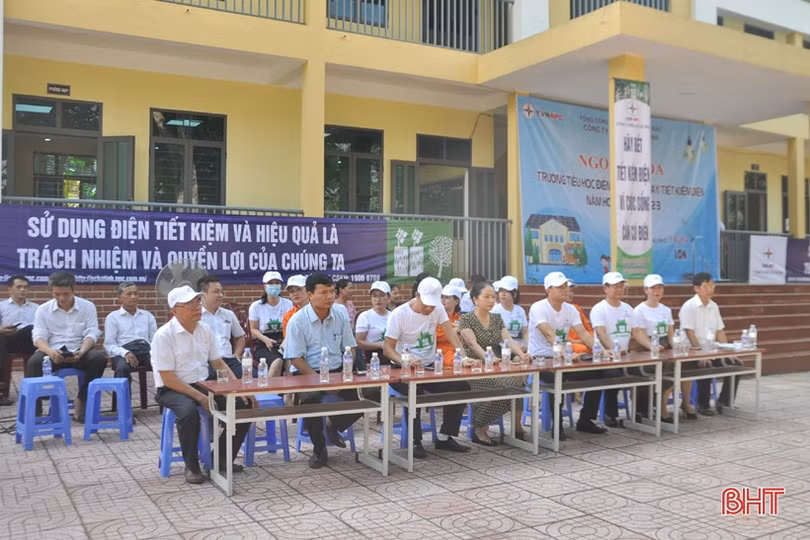 Học sinh huyện miền núi Hương Khê học cách tiết kiệm điện