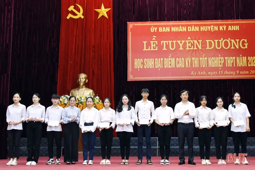 Huyện Kỳ Anh tuyên dương 37 học sinh đạt điểm cao kỳ thi tốt nghiệp THPT