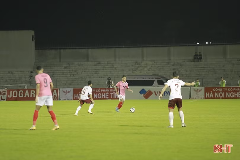 Hồng Lĩnh Hà Tĩnh tự làm khó mình trong cuộc đua trụ hạng