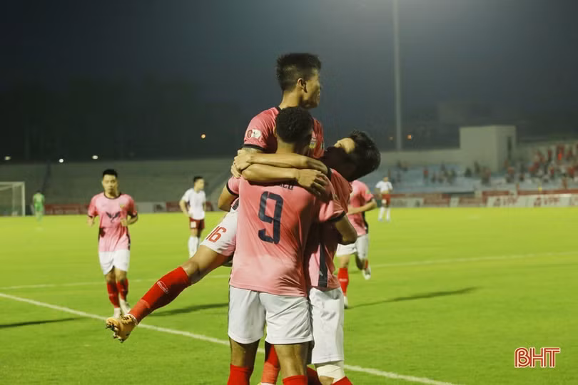 Phung phí nhiều cơ hội, Hồng Lĩnh Hà Tĩnh bị cầm hòa trên sân nhà