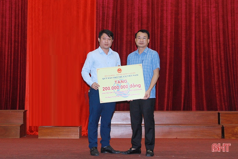 Trao 100 suất học bổng cho trẻ em khó khăn ở Nghi Xuân và Vũ Quang